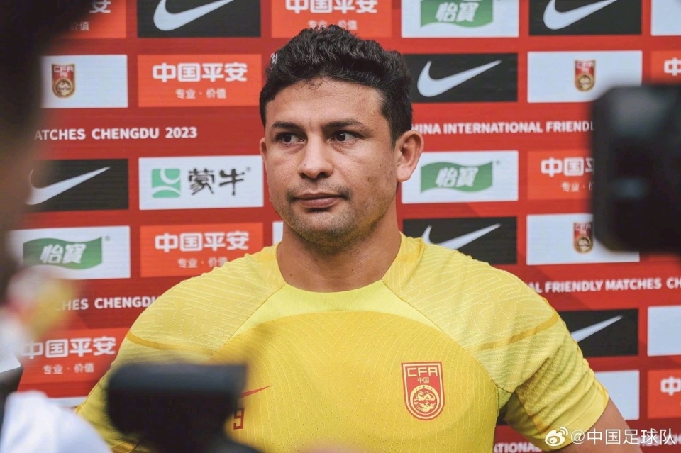 艾克森入选国足遭炮轰都快退役了最多踢25分钟伊万太迷信