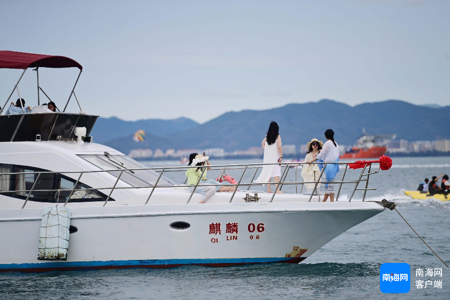 三亚迎来“她”旅游热