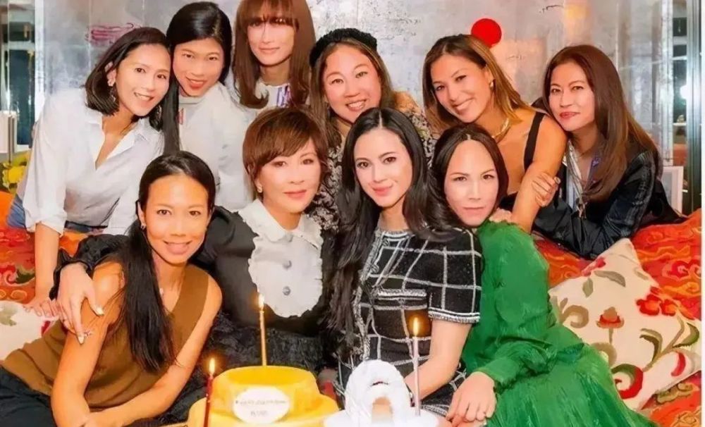 一张港圈名媛的大合照,看出了刘嘉玲的真实地位_腾讯新闻
