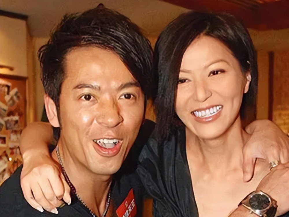 滕丽名47岁生日罕秀恩爱,富商老公已满头白发,婚后住别墅很惬意_腾讯