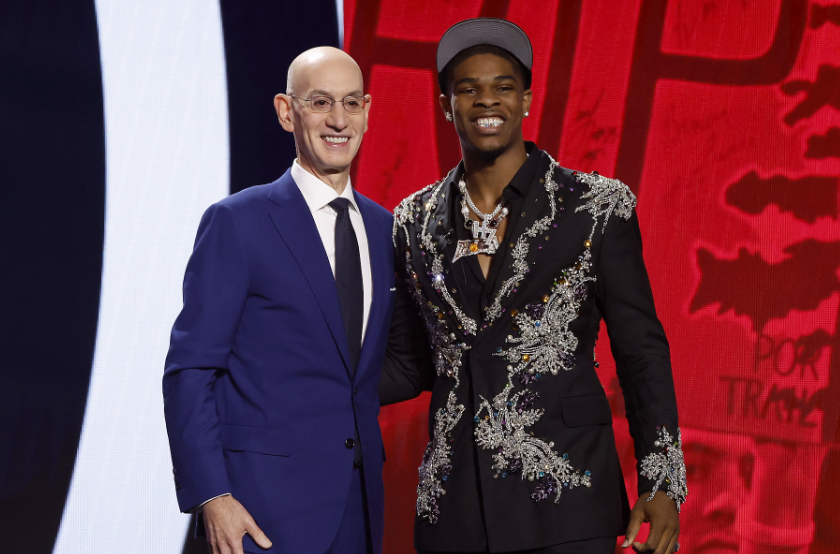 亨德森身穿一套十分新潮的西装来到选秀大会,戴着钻戒并且牙齿上镶着