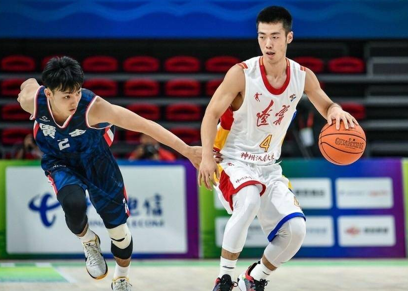 从辽宁益胜男篮新赛季公布的参赛名单来看,辽宁青年队球员王加冕,孙巍