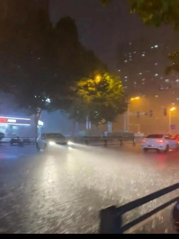 杭州此刻瓢泼大雨,已发布雷电预警