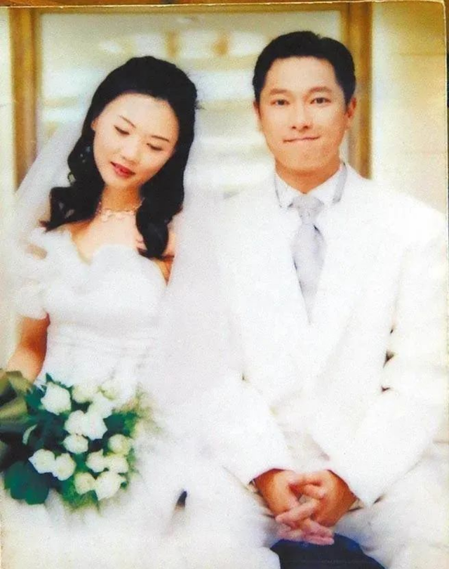 55岁谢祖武低调娶圈外老婆,结婚20年恩爱甜蜜,一家人美满幸福_腾讯