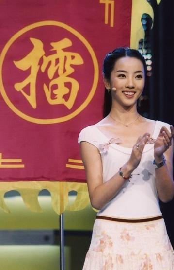 2011年,李思思开始主持央视节目《欢乐英雄》.