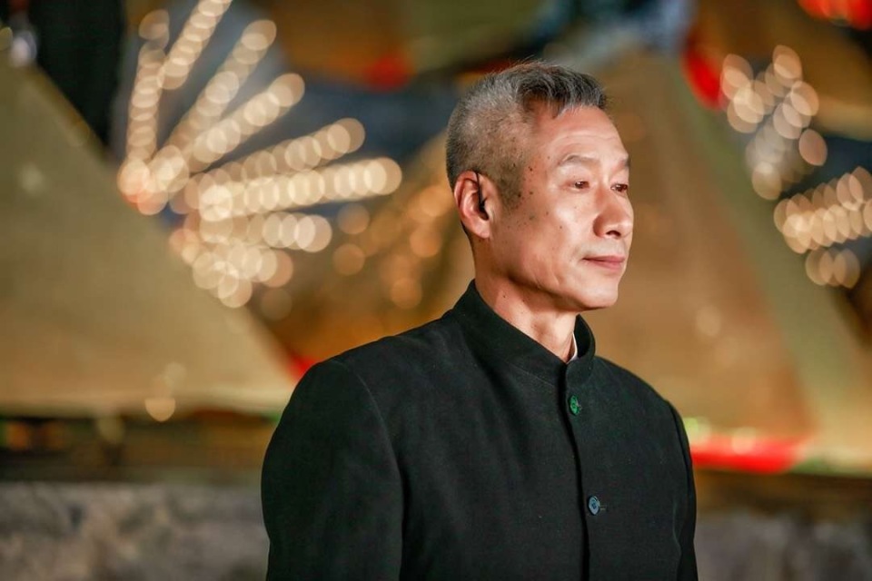 68岁刘佩琦参加家庭聚会，圈外妻子露面好显年轻，看着比他小20岁_腾讯新闻
