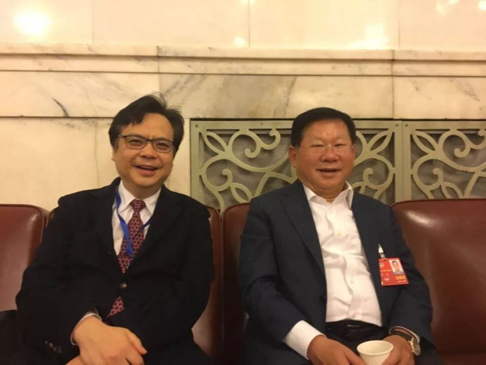 那么张松桥是在重庆做生意,为何又跟香港这些富豪混在一起?