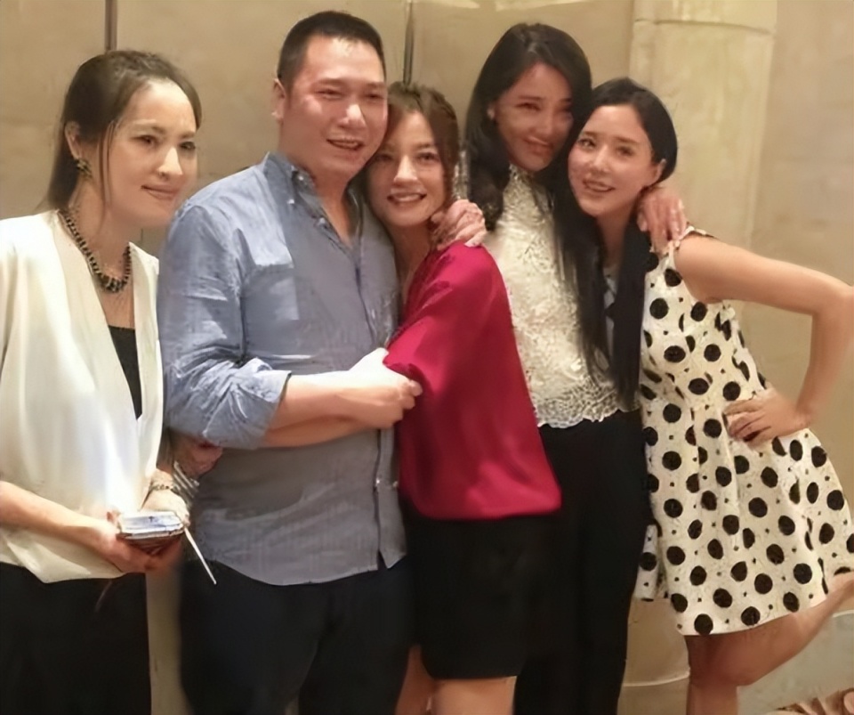 曝黄有龙父亲去世,赵薇夫妇俩均未现身,知情人透露更多细节