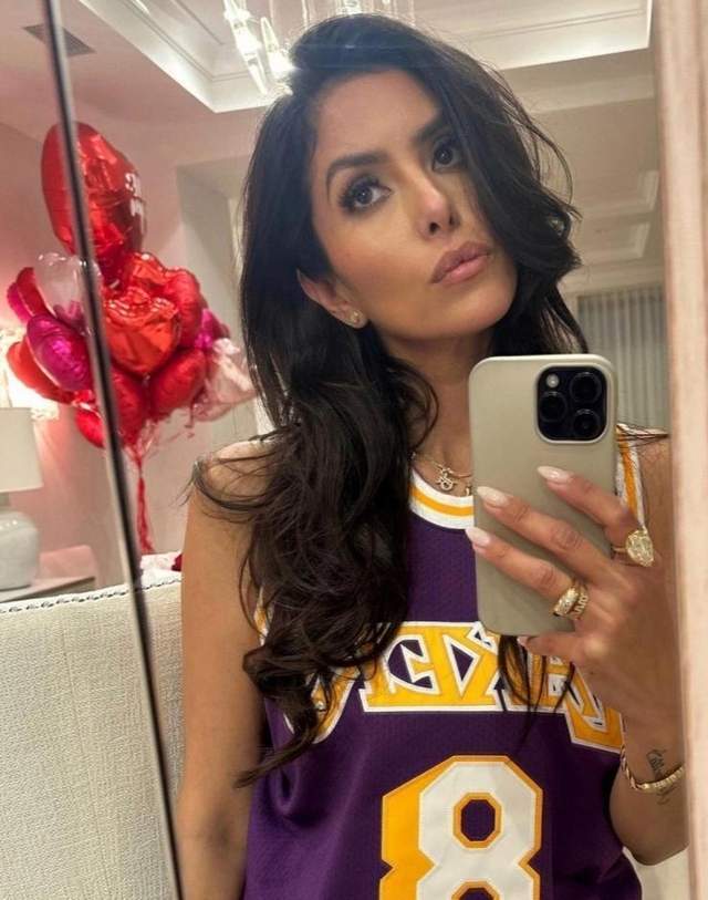 瓦妮莎现身巴黎!带女儿看奥运比赛,穿24号球衣,与女儿看似姐妹花