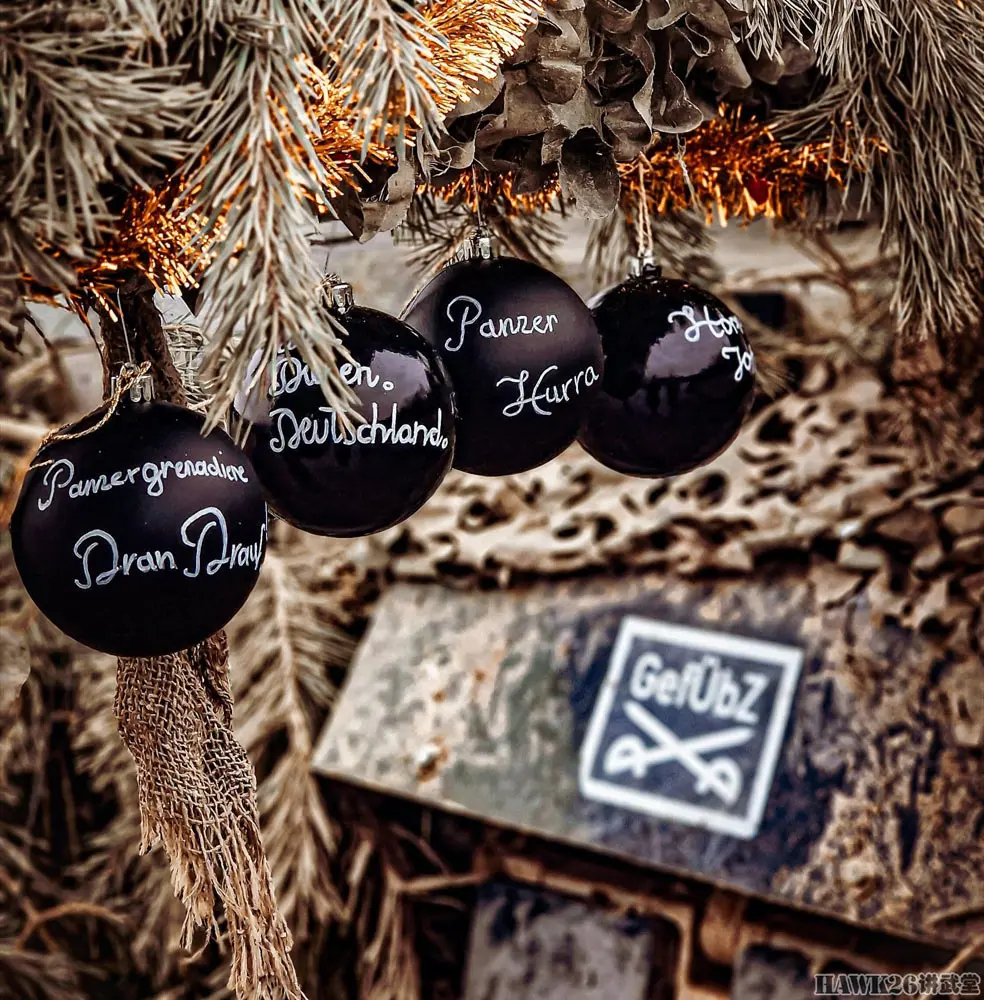 德軍戰鬥訓練中心聖誕節宣傳照 讓武器充滿節日氣氛 享受輕鬆假期 - 