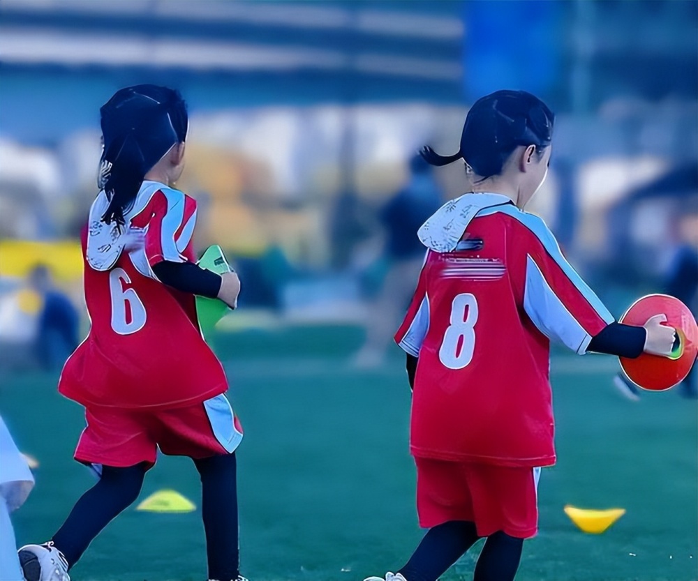 张杰父亲节抱俩女儿打架子鼓,2岁小咘芽挥舞小手律动感超好_腾讯新闻