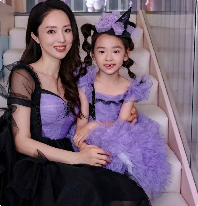带女儿进组?董璇女儿参演《墨雨云间》,看清五官后,气质不输杨超越