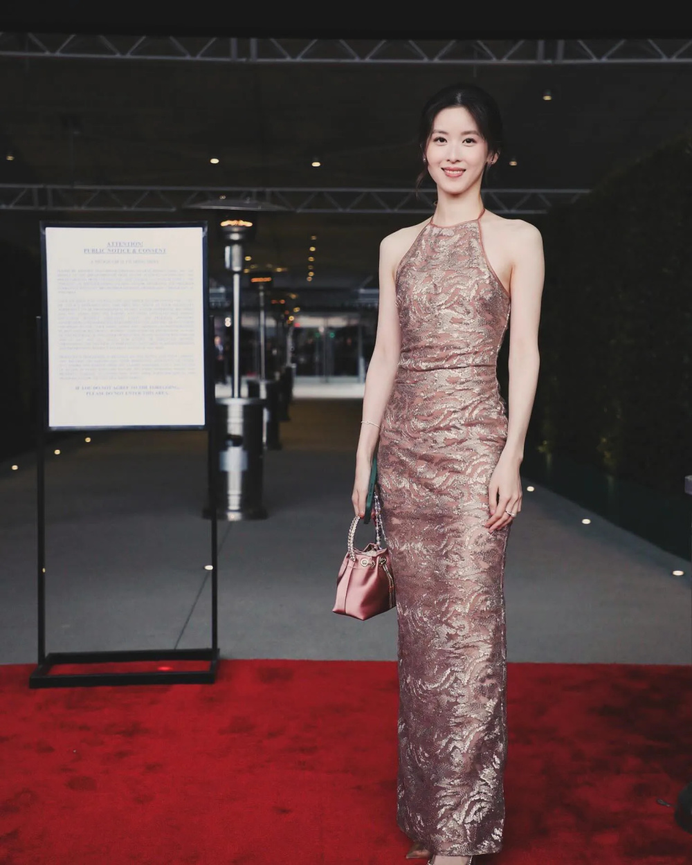 30岁章泽天出席颁奖礼,一袭金色礼服典雅大方,越来越有阔太气质