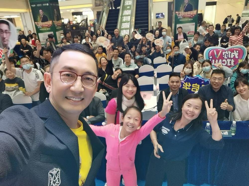 58岁吴启华大赞内地生活质量高,自曝留英遭歧视,逛街无辜被打_腾讯