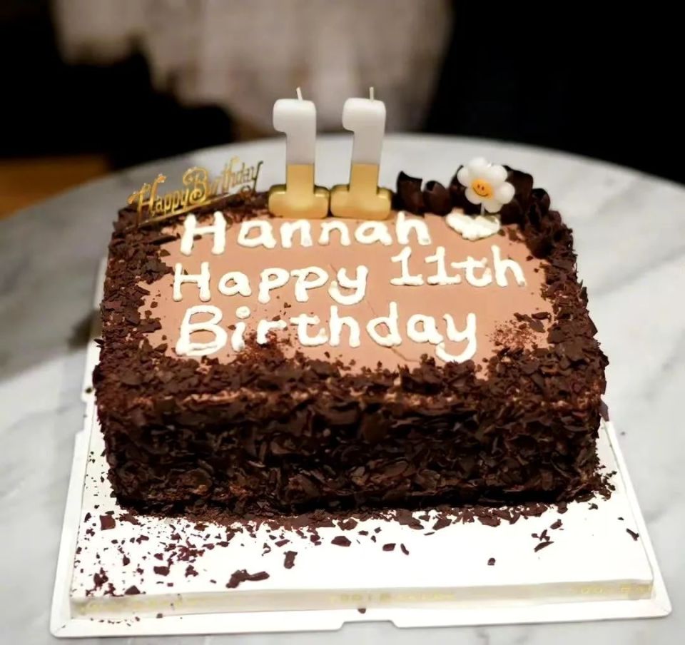 孙俪邓超为11岁女儿庆生,这次没把小花脸亲变形!邓超搞怪自夸