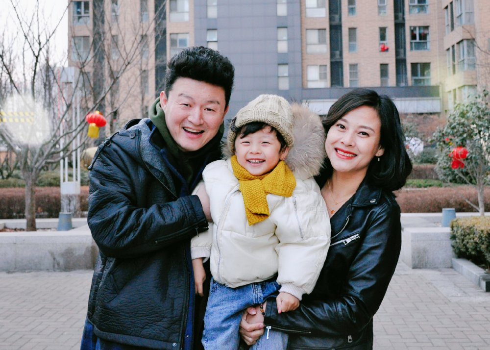 非著名女演员,空姐转行主持人,低调嫁同行生可爱儿子