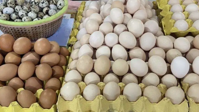 鸡蛋价格暴涨：零售市场涨幅明显，食品加工企业称影响不大