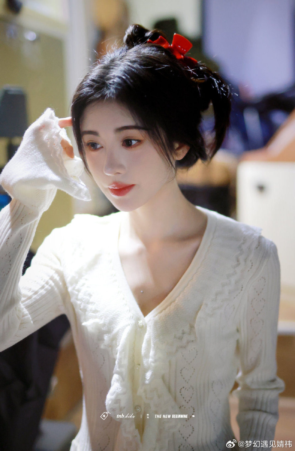 鞠婧祎千香路透轻松hold住荧光色服饰眼妆却依旧一成不变