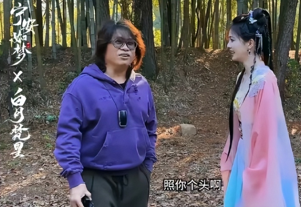 于正直播怼白鹿粉丝,低分导演坚决不换,网友:他对得起白鹿_腾讯新闻