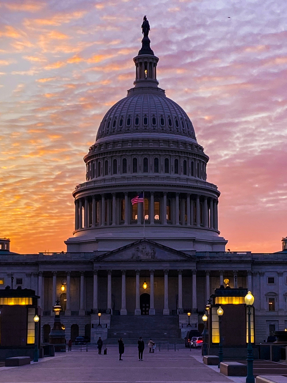 国会大厦圆顶上方出现后,美国总统拜登将于周三(12月21日)在白宫欢迎