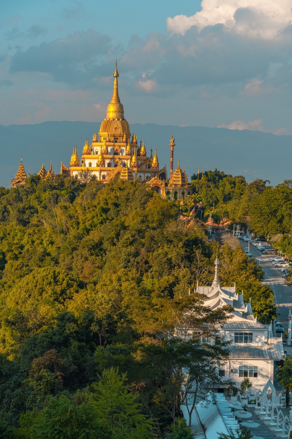 芒市勐焕大金塔