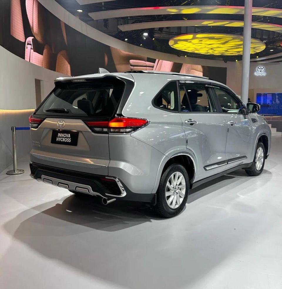 15万可买顶配！丰田新Innova实车现身，混动加持，目标锁定国产车_腾讯新闻