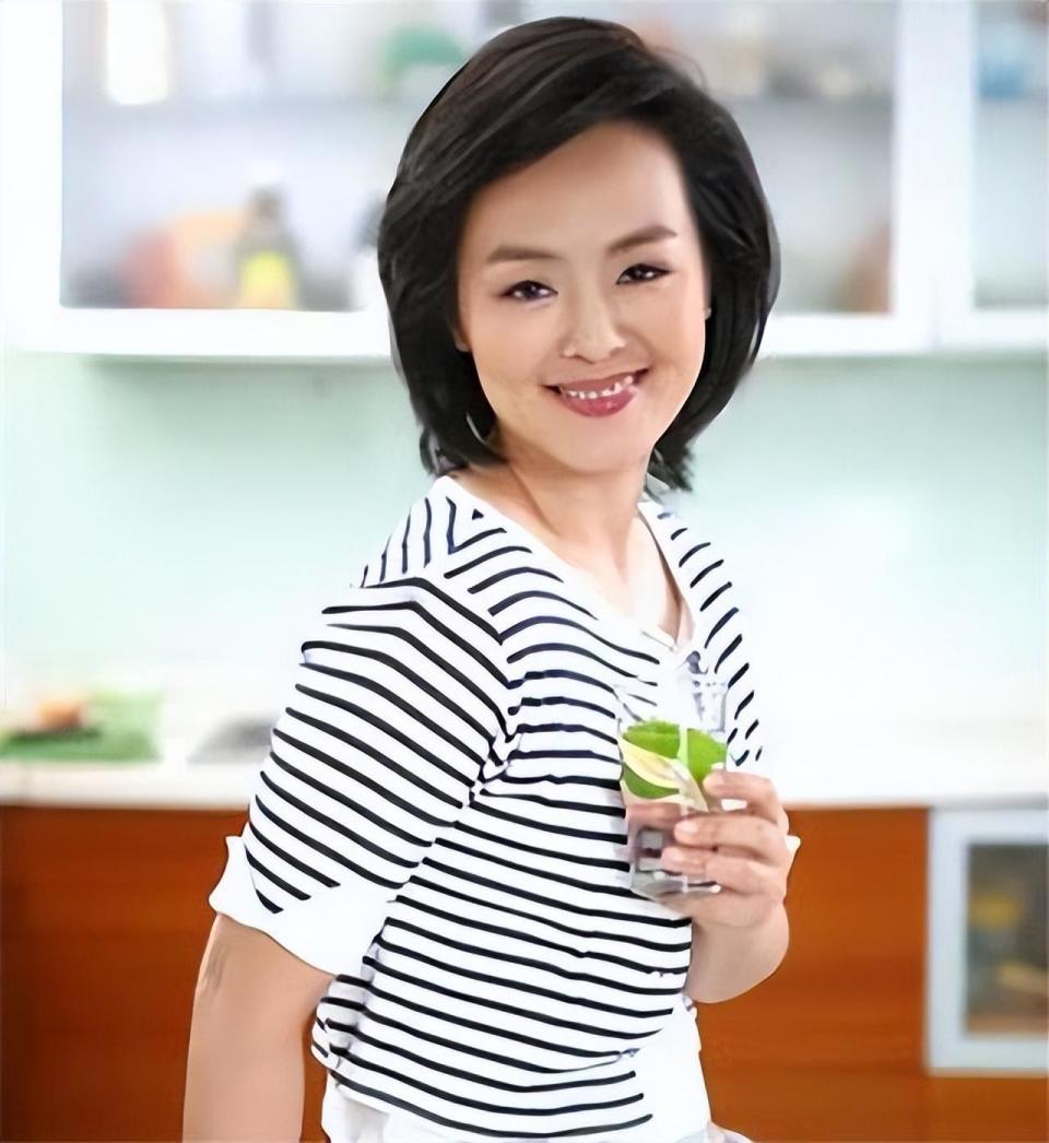 央视主持人孙小梅:嫁小2岁哈佛大学海归,今58岁活成人生赢家_腾讯新闻