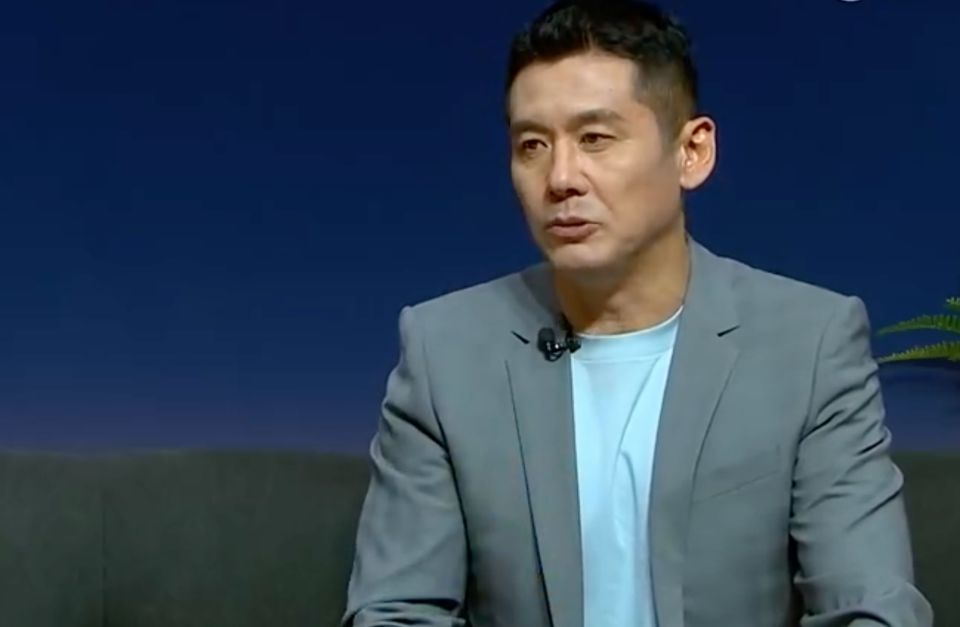 国足踢大爷球！杨晨怒批：我们队员穿白的，裤衩脏没脏 看韩国队多拼