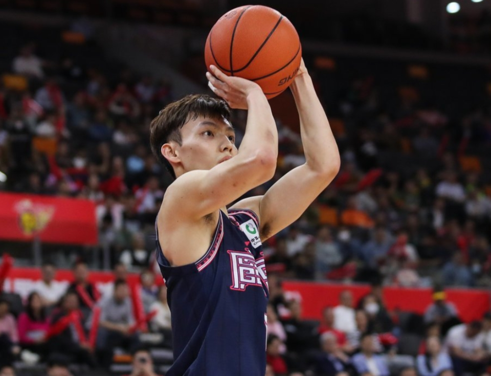 cba詹姆斯狂砍32 6,横扫北控豪取八连胜,徐杰才是mvp!