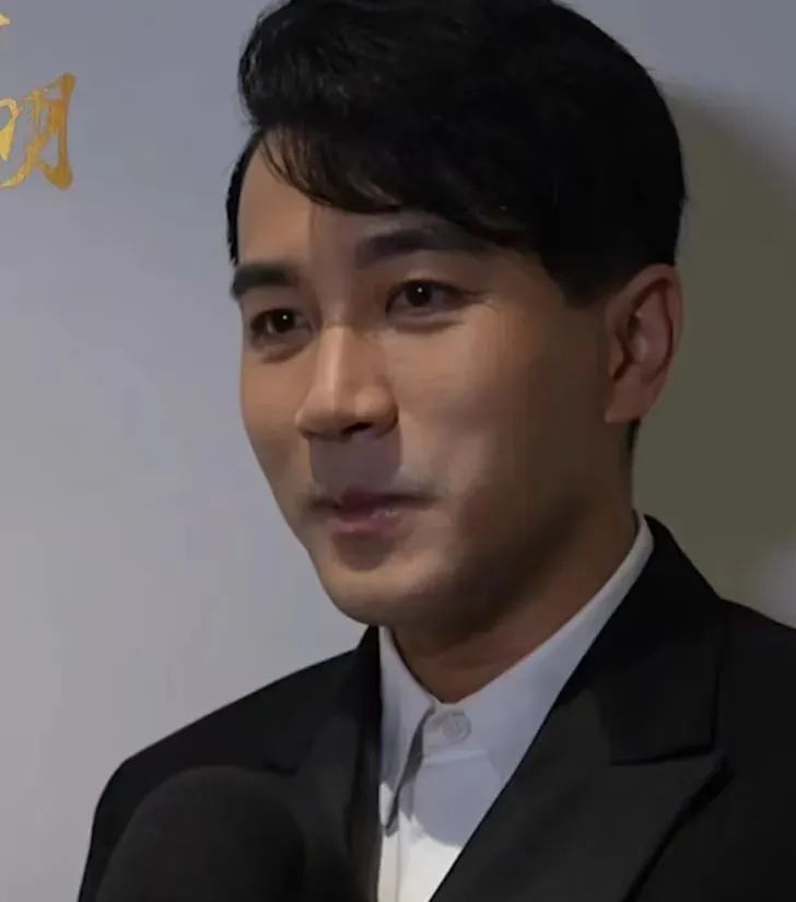 刘恺威近照眼皮耷拉,胡歌头发花白,揭开了"不老男神"的真面