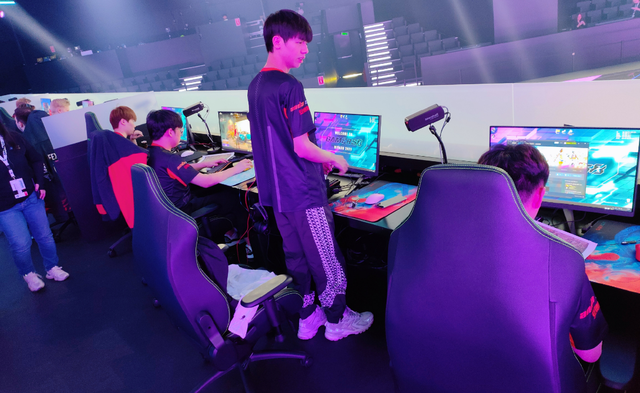 韦神谈4am阵容,zpy绝对核心,至今位置不明_腾讯新闻