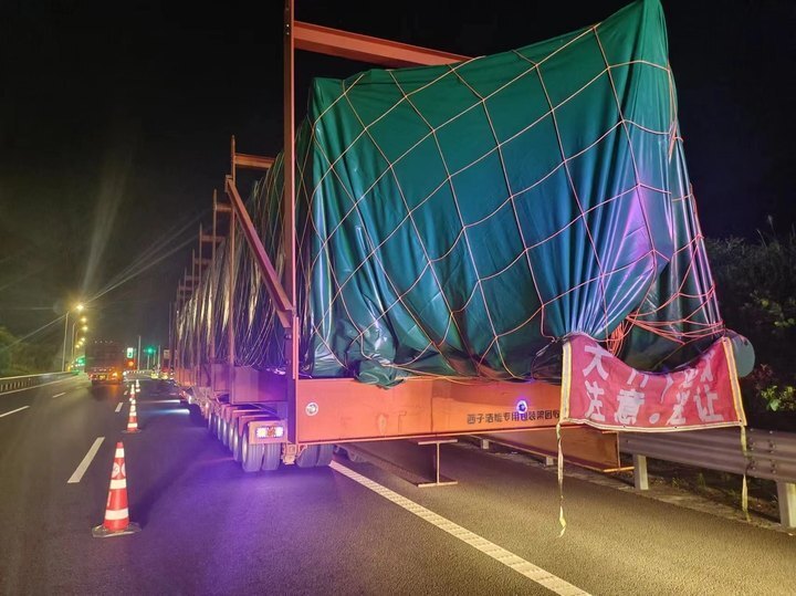 凌晨2点的高速上,这辆运输车因违规被拦下