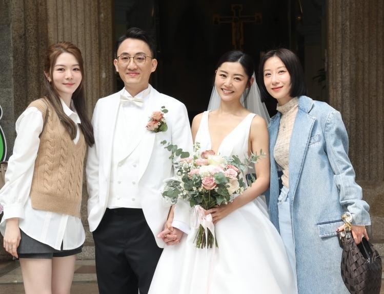 卫诗雅婚礼现场曝光，难舍父亲含泪出嫁，穿婚纱与老公深情一吻_腾讯新闻