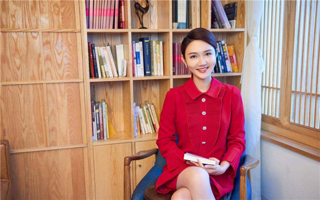 春晚新晋美女主持王嘉宁,28岁成央视最强新人,主持《今日说法》