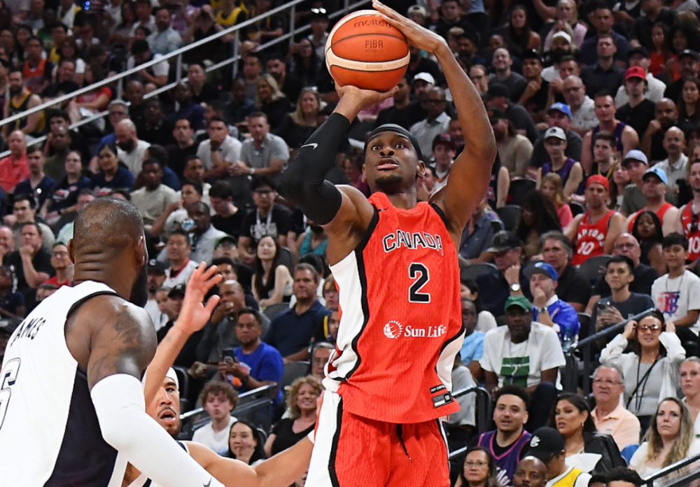 库里助攻詹姆斯空接扣篮,恩比德打到鲍威尔面部,被吹了违体犯规,随后