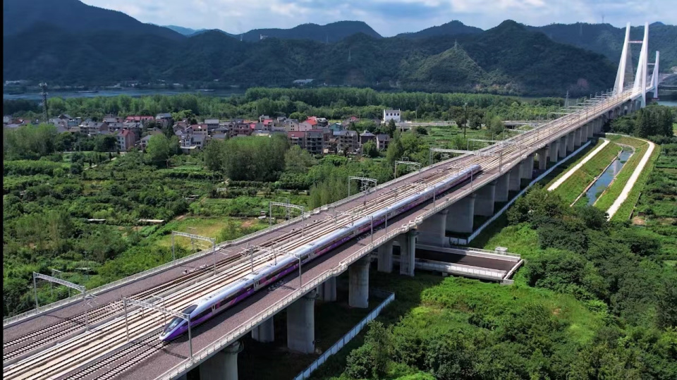 从320国道时代的2小时,到杭千高速时代的40分钟,再到杭黄高铁时代的30