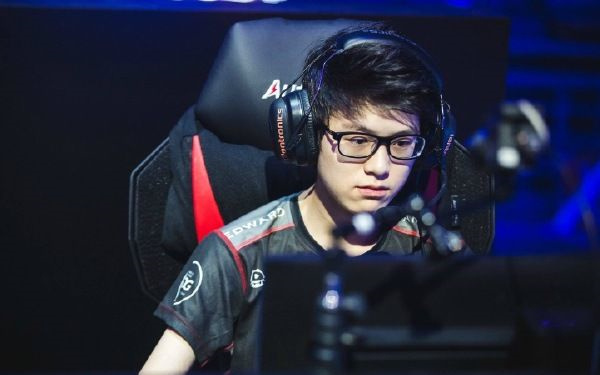 lol:德云色曝edg下赛季重组,中辅都换,uzi留队一事按下暂停键