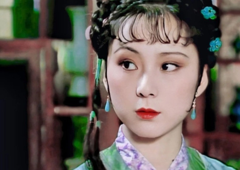 安雯：19岁因《红楼梦》得名，婚后23年被宠成孩子，却因痴情误终生_腾讯新闻