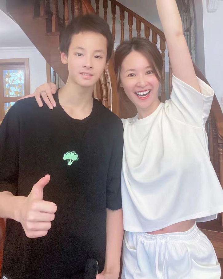 马景涛2个儿子长大了!哥哥身材高大帅气像爸,弟弟似演员妈妈_腾讯新闻
