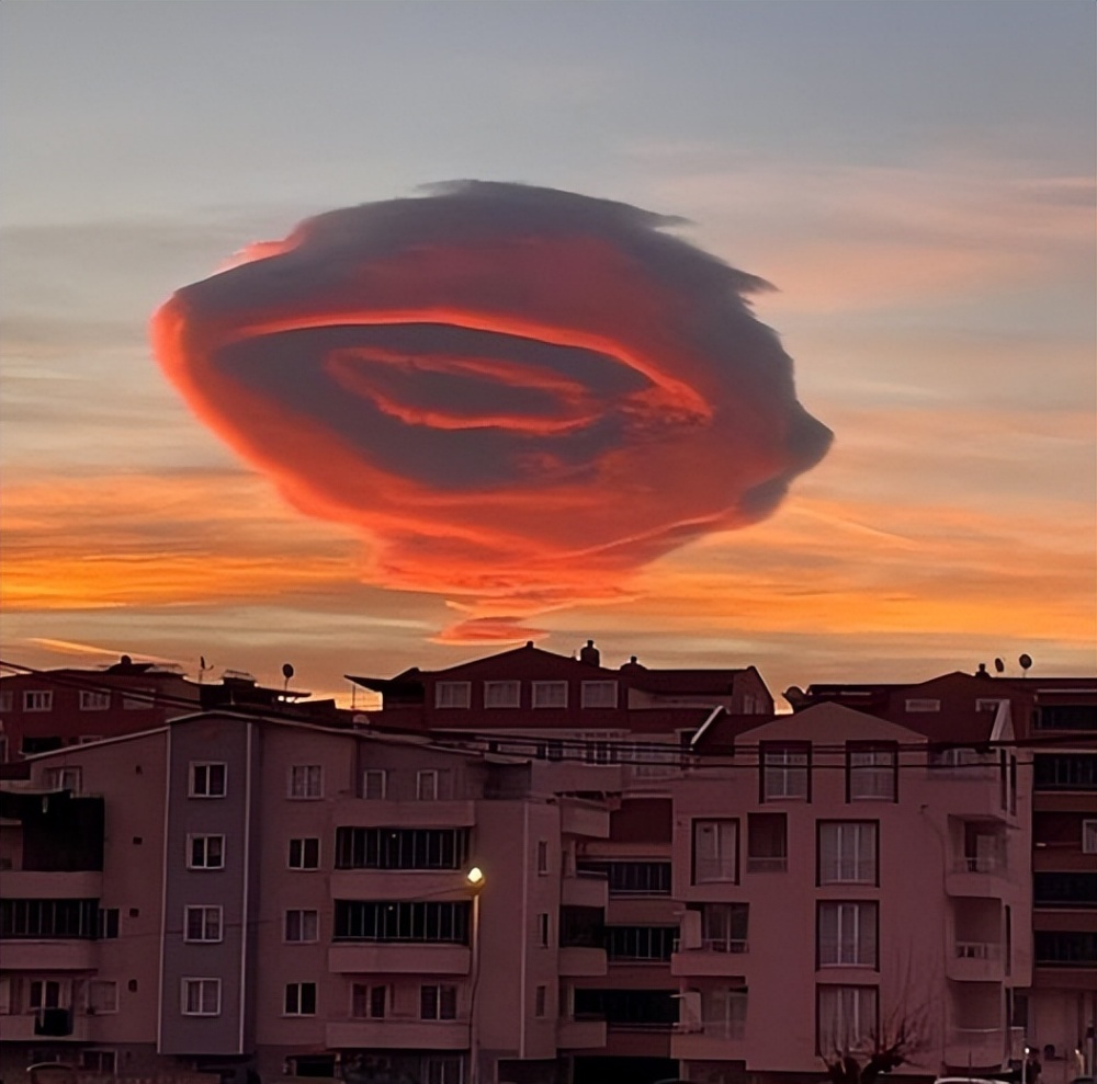 土耳其大地震前当地出怪云,地震预测需要研究吗?