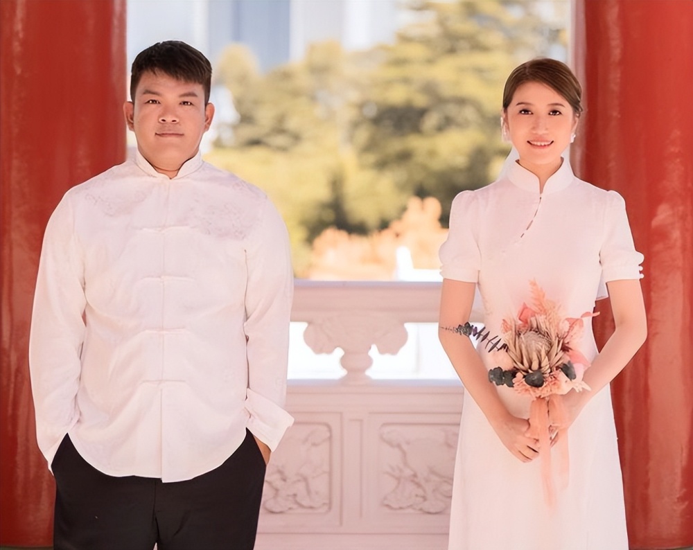 恭喜32岁童星穿中式婚服出嫁戴金色发冠显贵气称嫁给了爱情