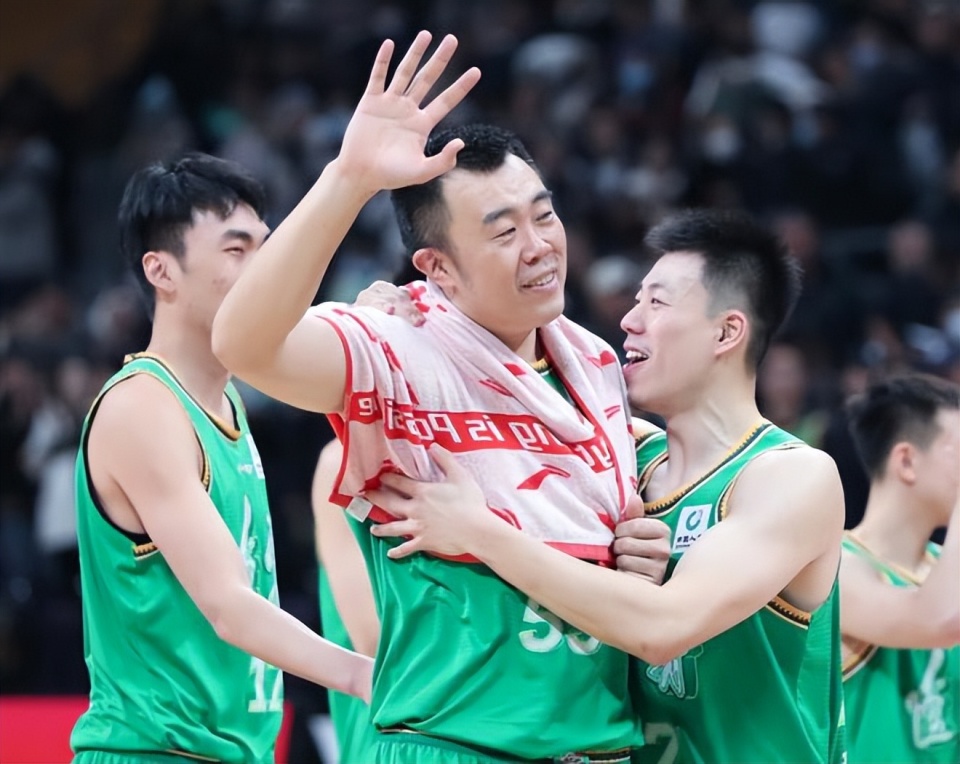 所以广东宏远男篮周琦的优先续约权,朱芳雨总经理在这方面已经具备
