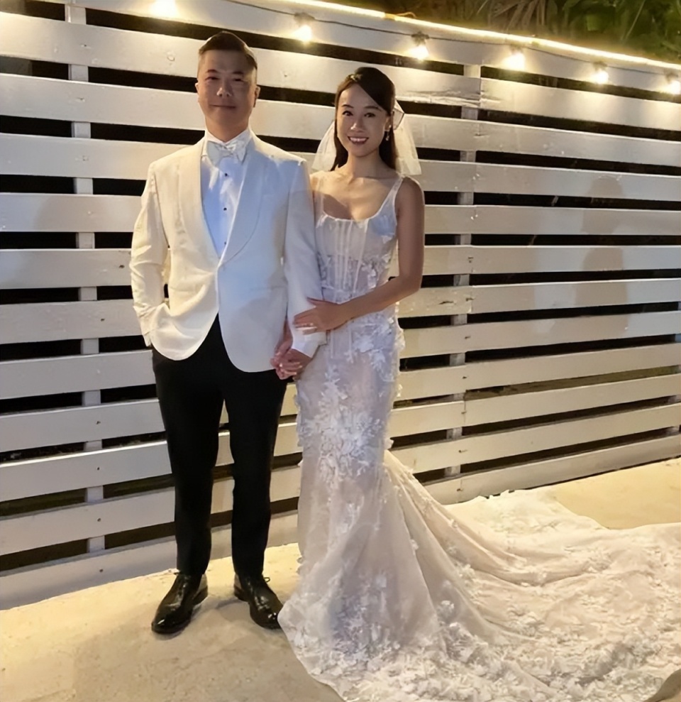 黄心颖与大14岁男友办婚礼,穿贴身婚纱破怀孕传言,前男友马国明送祝福