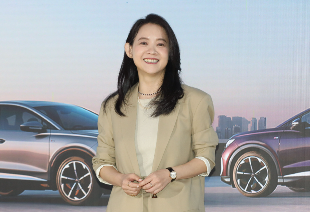 曾宝仪默认被黄子佼拖累丢工作,首次回应:只能接受