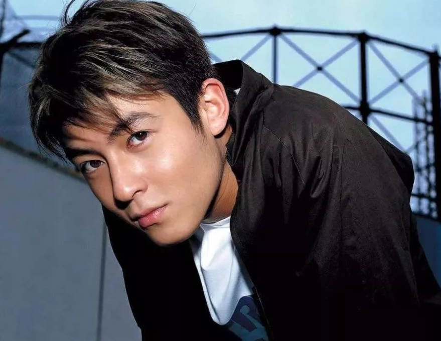 掌掴吐口水惊动警察,只因被叫错成陈奕迅-cw资讯网