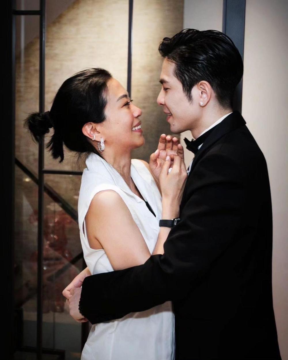 萧敬腾求婚后首露面，携未婚妻录节目，50岁林有慧穿着宽松肚子凸起-萧敬腾?