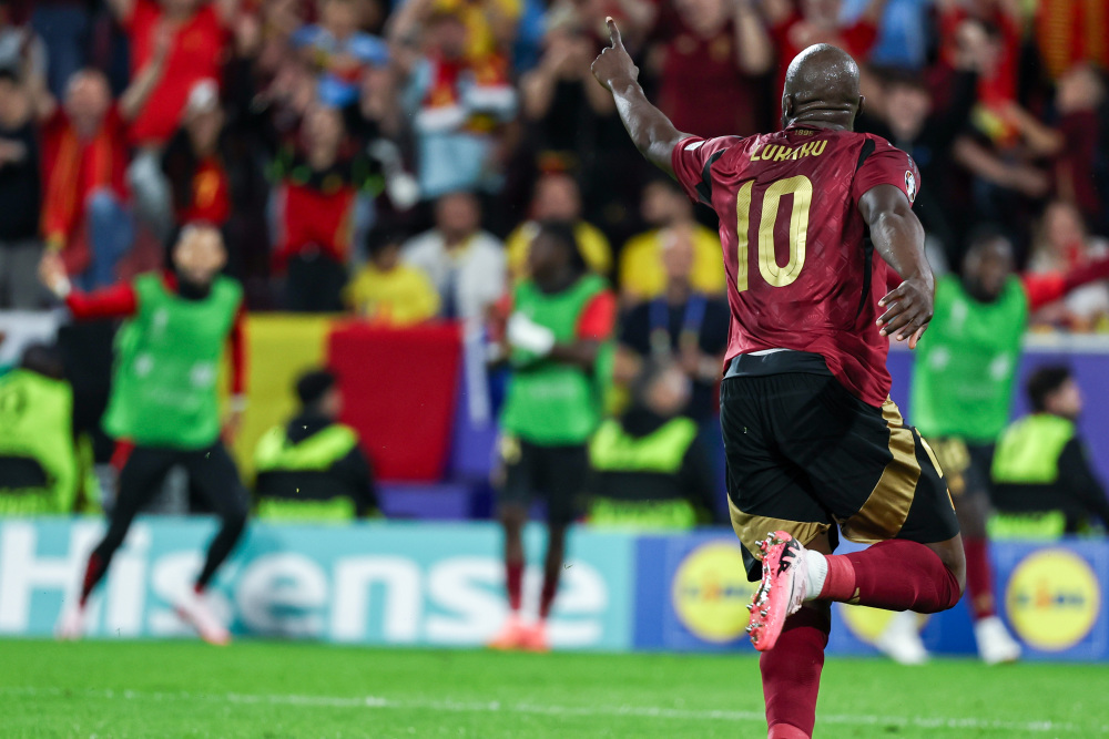 欧洲杯头号倒霉蛋!卢卡库2场3球,全部被吹无效,主帅拥抱安慰