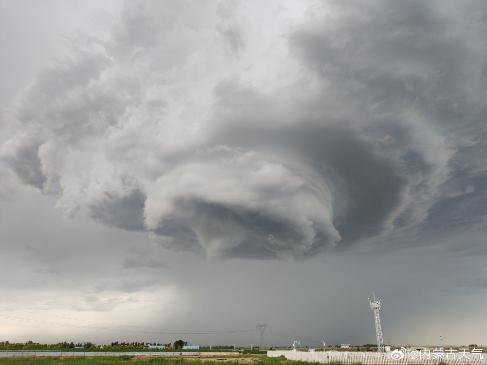 城市上空甚至出现了一簇诡异的巨型漩涡云,云层下端如同巨型漩涡即将