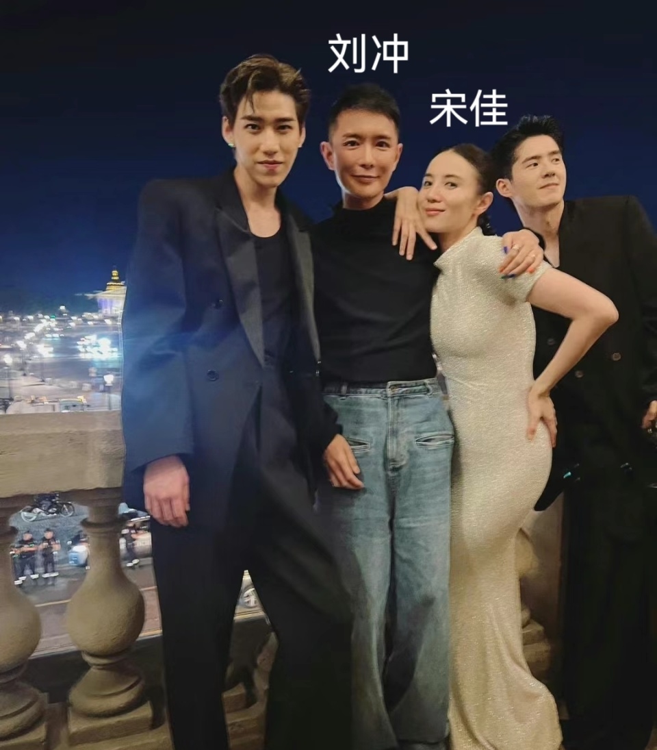 杨子姗和刘冲贴脸搂抱太亲密,宋佳和帅哥十指相扣