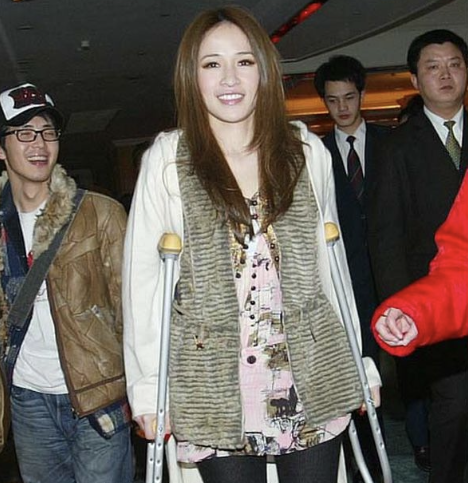 萧亚轩时隔6年再登舞台44岁事业成功却仍是孑然一人